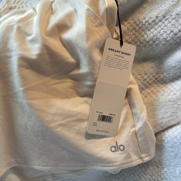 NWT Alo dreamy short ivory, size large - Picture 2 of 4